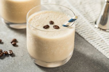 İçkili Donmuş Beyaz Rus Kokteyli Votka ile