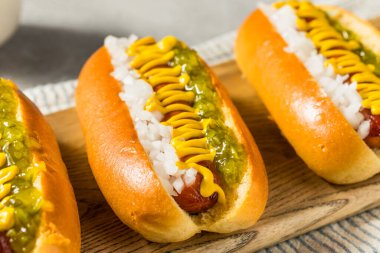 Hardal aromalı ve soğanlı ızgara sosisli.