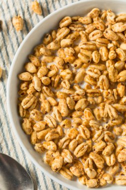 Sağlıklı Tatlı Kabarık Buğday Gevreği ve Tam Süt