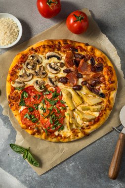 İtalyan Dört Mevsim Pizzalı Domates Zeytin Mantarlı ve Enginarlı