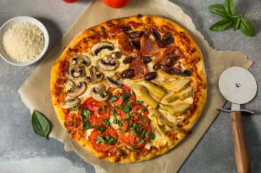 İtalyan Dört Mevsim Pizzalı Domates Zeytin Mantarlı ve Enginarlı