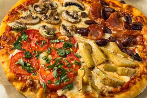 Pizza All Italiana Con Funghi Carciofi Alle Olive Pomodoro — Foto Stock