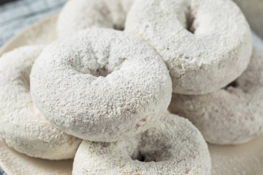 Kahvaltı için ev yapımı tatlı pudra şekerli çörek.