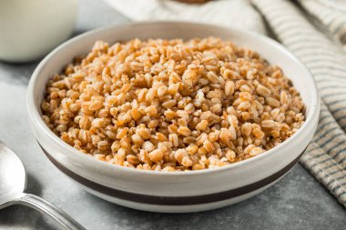 Akşam Yemeği İçin Bir Kase Organik Farro Tanesi