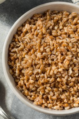 Akşam Yemeği İçin Bir Kase Organik Farro Tanesi