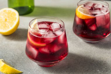 İçkili Soğuk Tinto De Verano Köpüklü Şarap Limonla