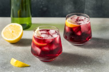 İçkili Soğuk Tinto De Verano Köpüklü Şarap Limonla