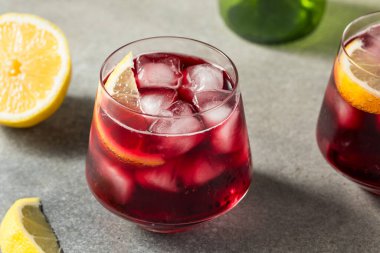İçkili Soğuk Tinto De Verano Köpüklü Şarap Limonla