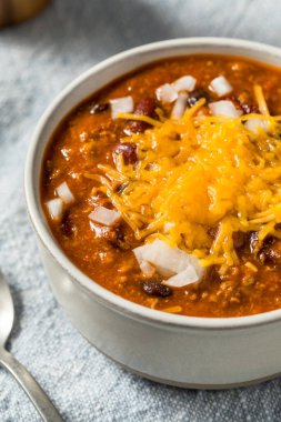 Peynirli ve soğanlı acılı Chili Con Carne.