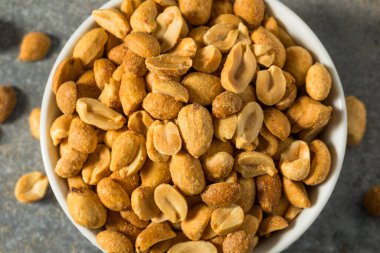 Kavrulmuş organik ve tuzlu fıstık kasesi.