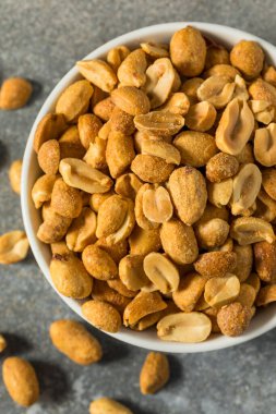 Kavrulmuş organik ve tuzlu fıstık kasesi.