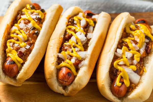 Домашний хот-дог Кони-Айленд с чили и горчицей