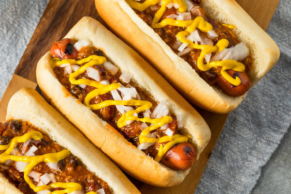 Домашний хот-дог Кони-Айленд с чили и горчицей