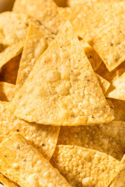 Ev yapımı Tortilla Mısır cipsi kasede.