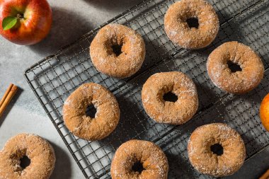 Tarçın ve şekerli ev yapımı elma şarabı çörekleri.