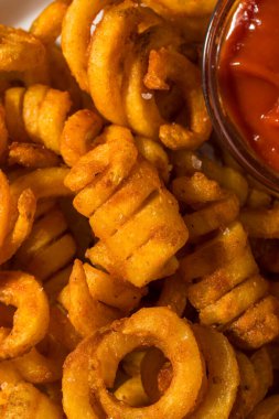 Baharatlı ev yapımı, ketçaplı patates kızartması.