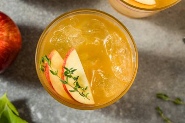 Taze Elma Şarabı Viski ve kekikli Kokteyl