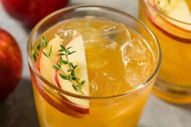 Taze Elma Şarabı Viski ve kekikli Kokteyl