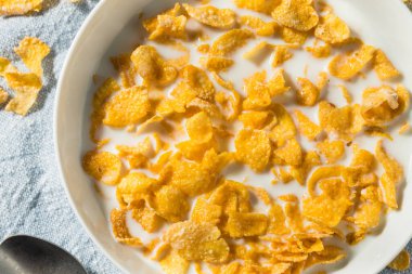 Tatlı organik şekerli mısır gevreği ve tam yağlı mısır gevreği.