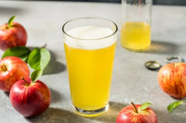 Bira bardağında alkolsüz elma şarabı.