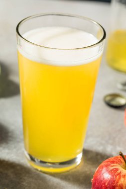Bira bardağında alkolsüz elma şarabı.
