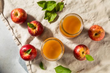 Soğuk Tazeleyici Elma Şarabı Suyu Bardakta