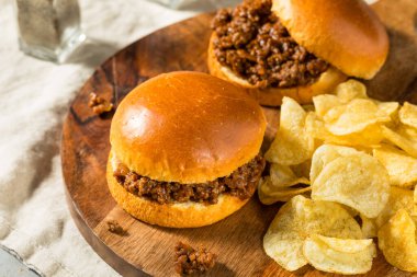 Ev yapımı Barbekü Sloppy Joe Sandviç ve Chips.