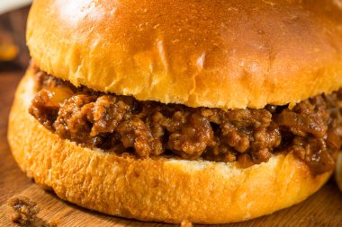 Ev yapımı Barbekü Sloppy Joe Sandviç ve Chips.