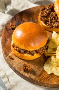 Ev yapımı Barbekü Sloppy Joe Sandviç ve Chips.