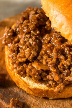 Ev yapımı Barbekü Sloppy Joe Sandviç ve Chips.