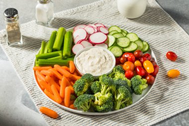 Sağlıklı ev yapımı sebze tepsisi aperatifi Fransız soğan soslu.