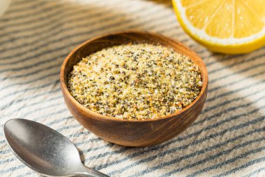 Kuru ve limonlu biberli bir kâse.