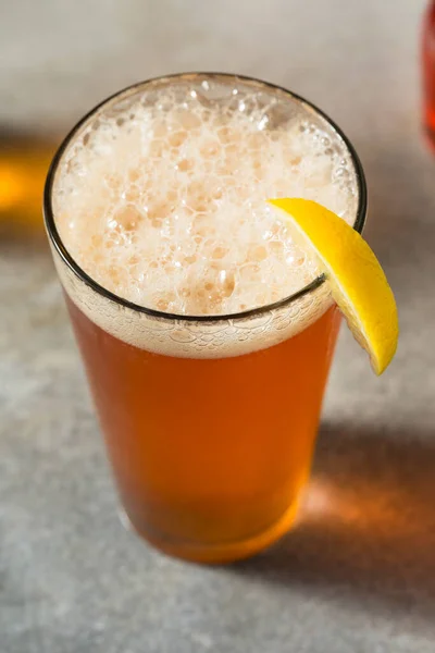 Boozy Cold Spaghett Beer Cocktail Mit Zitronengarnitur — Stockfoto