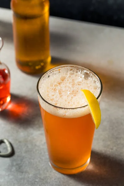 Boozy Cold Spaghett Beer Cocktail Lemon Dekoracje — Zdjęcie stockowe