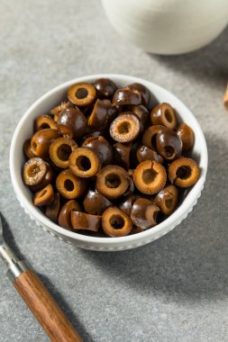 Kâsede dilimlenmiş siyah zeytinler.