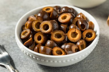 Kâsede dilimlenmiş siyah zeytinler.