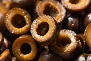 Kâsede dilimlenmiş siyah zeytinler.