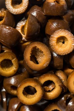 Kâsede dilimlenmiş siyah zeytinler.