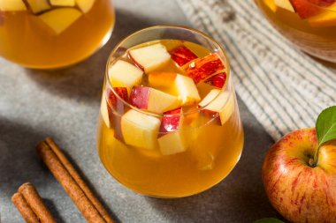 Elma Şarabı Soğuk Tazeleyici Sangria Şarap Kokteyli