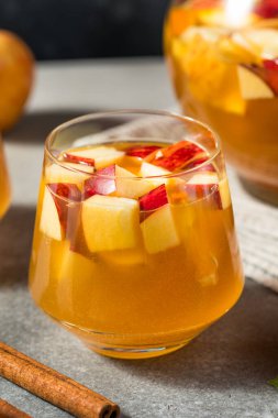 Elma Şarabı Soğuk Tazeleyici Sangria Şarap Kokteyli