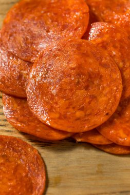 Tedavi edilmemiş organik Pepperoni Yığındaki Dilimler