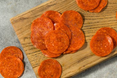 Tedavi edilmemiş organik Pepperoni Yığındaki Dilimler