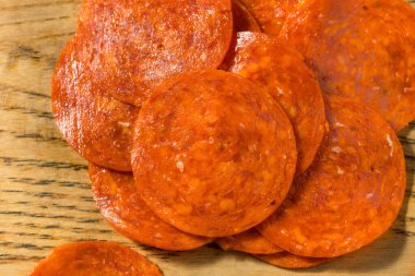 Tedavi edilmemiş organik Pepperoni Yığındaki Dilimler