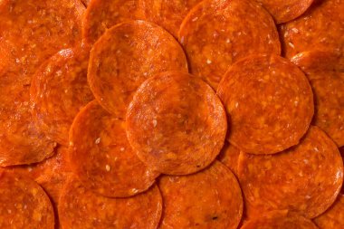 Tedavi edilmemiş organik Pepperoni Yığındaki Dilimler