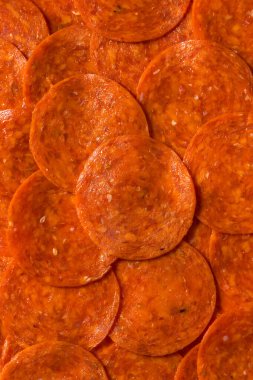 Tedavi edilmemiş organik Pepperoni Yığındaki Dilimler