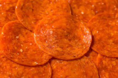 Tedavi edilmemiş organik Pepperoni Yığındaki Dilimler