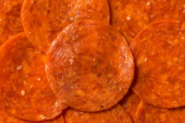 Tedavi edilmemiş organik Pepperoni Yığındaki Dilimler