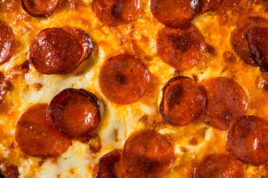 Ev yapımı Pepperoni Pizza Aperatifi Ekmeğe batırılmış