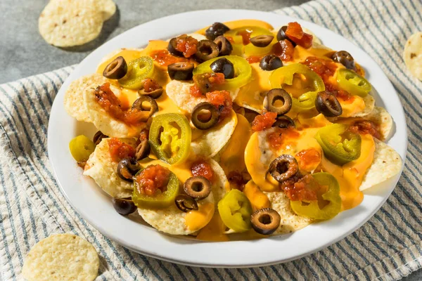 Hausgemachte Mexikanische Basic Nachos Mit Käse Jalapeno Und Oliven — Stockfoto