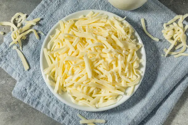 Paramparça Mozzarella Peyniri Kasede — Stok fotoğraf